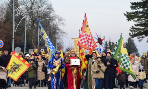 Zdjęcie do Barwny Orszak Trzech Kr&oacute;li przeszedł ulicami Połańca. Tłumy wiernych w symbolicznej drodze do Betlejem
