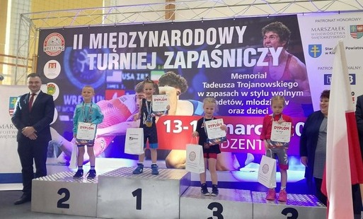 Zdjęcie do Młodzi zapaśnicy Czarnych Połaniec walczyli w międzynarodowym turnieju w Bodzentynie