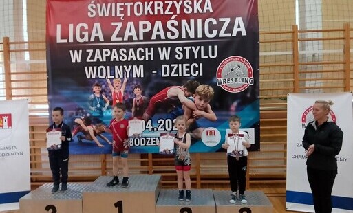 Zdjęcie do Młodzi zapaśnicy pokazali wielkie serce do walki
