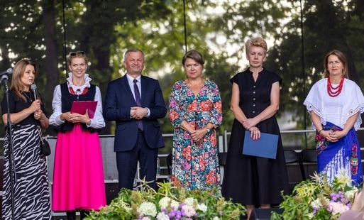 Zdjęcie do Tradycja i folkowe brzmienia połączyły pokolenia. V Festiwal K&oacute;ł Gospodyń Wiejskich w Ruszczy zakończony sukcesem