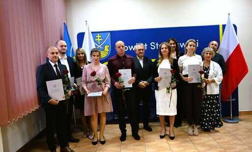 Zdjęcie do Wręczono akty nauczyciela mianowanego w powiecie staszowskim