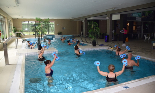 Zdjęcie do Seniorzy wskakują na głęboką wodę! Aqua aerobik w Połańcu już trwa