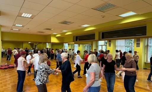 Zdjęcie do Seniorzy w rytmie! Taniec liniowy w Połańcu już trwa