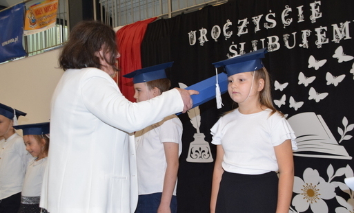 Zdjęcie do Pierwszoklasiści ze Zrębina złożyli ślubowanie. Przed nimi piękna szkolna przygoda