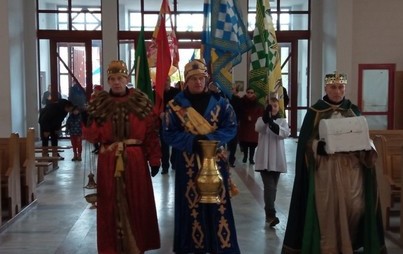 Zdjęcie do Orszak Trzech Kr&oacute;li w Połańcu, barwny poch&oacute;d i tłumy wiernych.