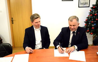 Zdjęcie do Podpisanie aktu notarialnego w sprawie sprzedaży nieruchomości - strefy inwestycyjnej D w Brzozowej gminie Połaniec