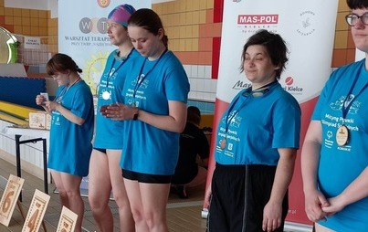 Zdjęcie do Jowita Macias z Warsztatu Terapii Zajęciowej medalistką Świętokrzyskiego Mityngu Pływackiego Olimpiad Specjalnych w Końskich
