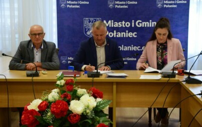 Zdjęcie do Podpisanie umowy na modernizację w obiektach sportowych w Połańcu i Ruszczy