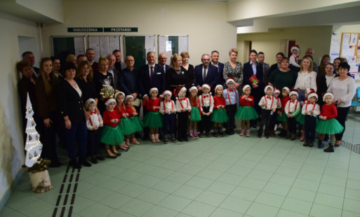 Zdjęcie do Przedszkolaki z życzeniami świątecznymi w Urzędzie Miasta i Gminy w Połańcu