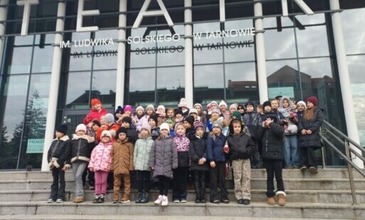 Zdjęcie do Z wizytą w teatrze &ndash; uczniowie klas 1&ndash;3 z Ruszczy na spektaklu w ramach programu "Wyjście z klasą"