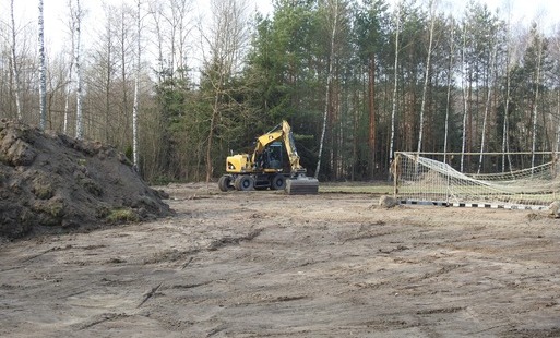 Zdjęcie do Nowa przestrzeń do aktywności fizycznej w Zrębinie &ndash; trwa budowa kompleksu boisk Orlik 