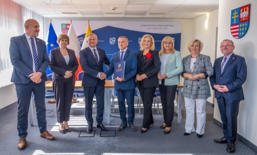Zdjęcie do  Ponad 4,6 mln zł dofinansowania na renowację zespołu parkowo-dworskiego w Ruszczy. Powstanie nowa przestrzeń dla sztuki i mieszkańc&oacute;w
