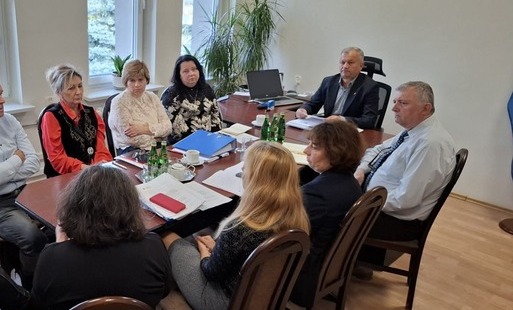 Zdjęcie do Bezpieczeństwo uczni&oacute;w i pracownik&oacute;w priorytetem. Nadzwyczajne spotkanie z dyrektorami plac&oacute;wek oświatowych w Połańcu