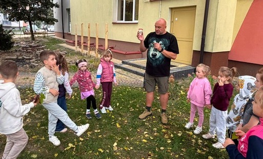 Zdjęcie do MALI ODKRYWCY, WIELKIE LEKCJE NATURY! Zielona Przestrzeń Zmysł&oacute;w tętni życiem!  Ekologia zaczyna się od ciekawości, a troska o przyrodę od pierwszych małych odkryć!