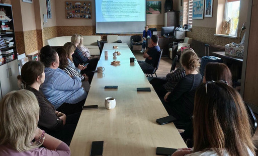 Zdjęcie do Więcej empatii i zrozumienia &ndash; pracownicy ŚDS w Połańcu podczas warsztat&oacute;w z symulatorem starości